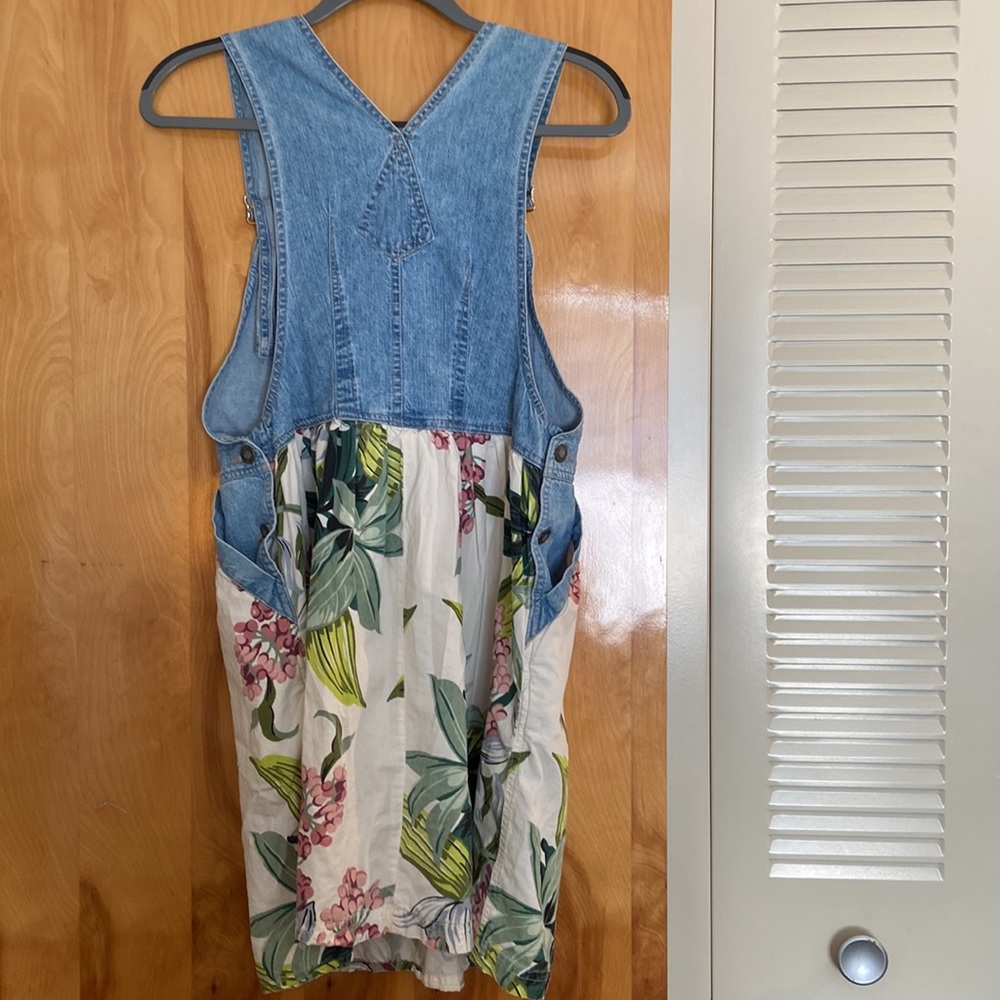 Guess - Picture 3 of 7